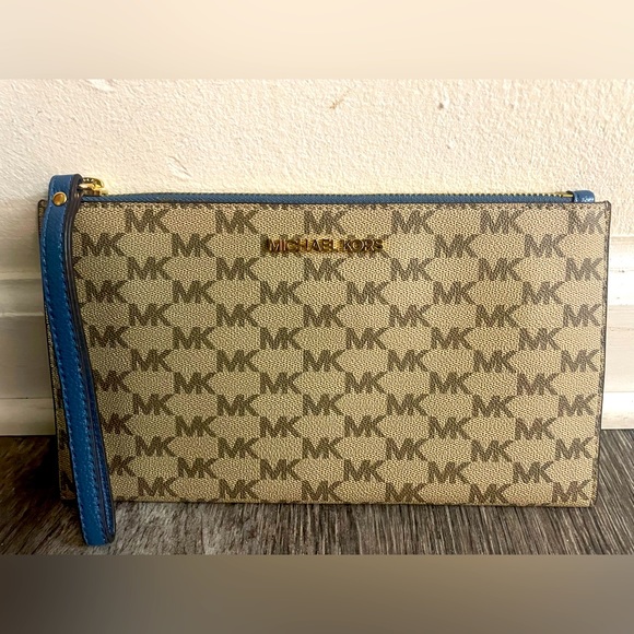 NWOT Michael Kors Jet Set Charm Large Top Zip Wristlet - Picture 3 of 9